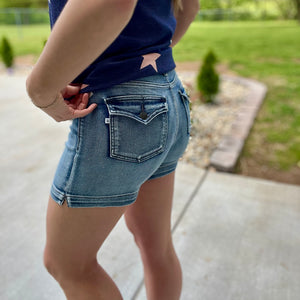 Judy Blue flap pocket shorts • Midrise